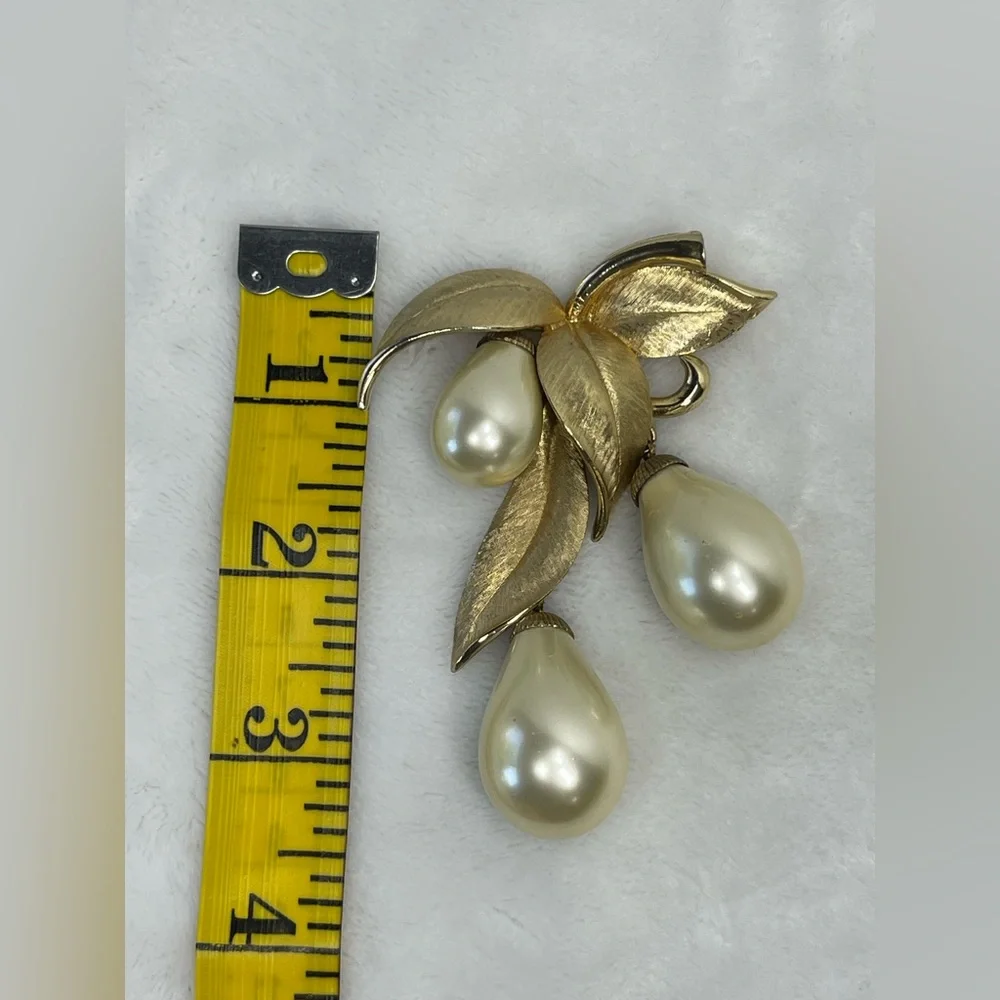Vintage Brooch with glass beads gold tone